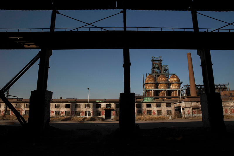 Illustration for article titled Haunting Photos From an Abandoned Steel Mill in China